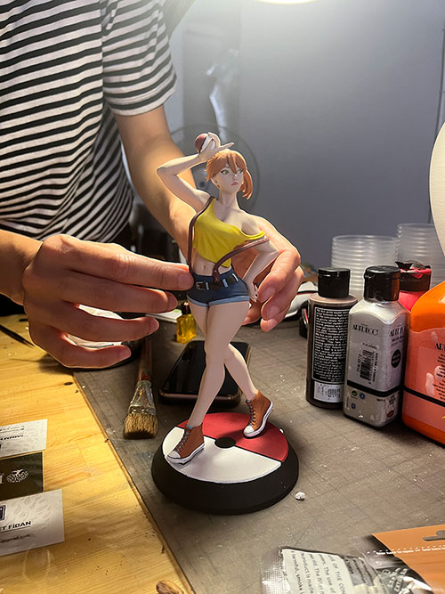 CraftVerse’te yüksek detaylı 3D figürler ve koleksiyon figürleri sergilenen atölye görüntüsü